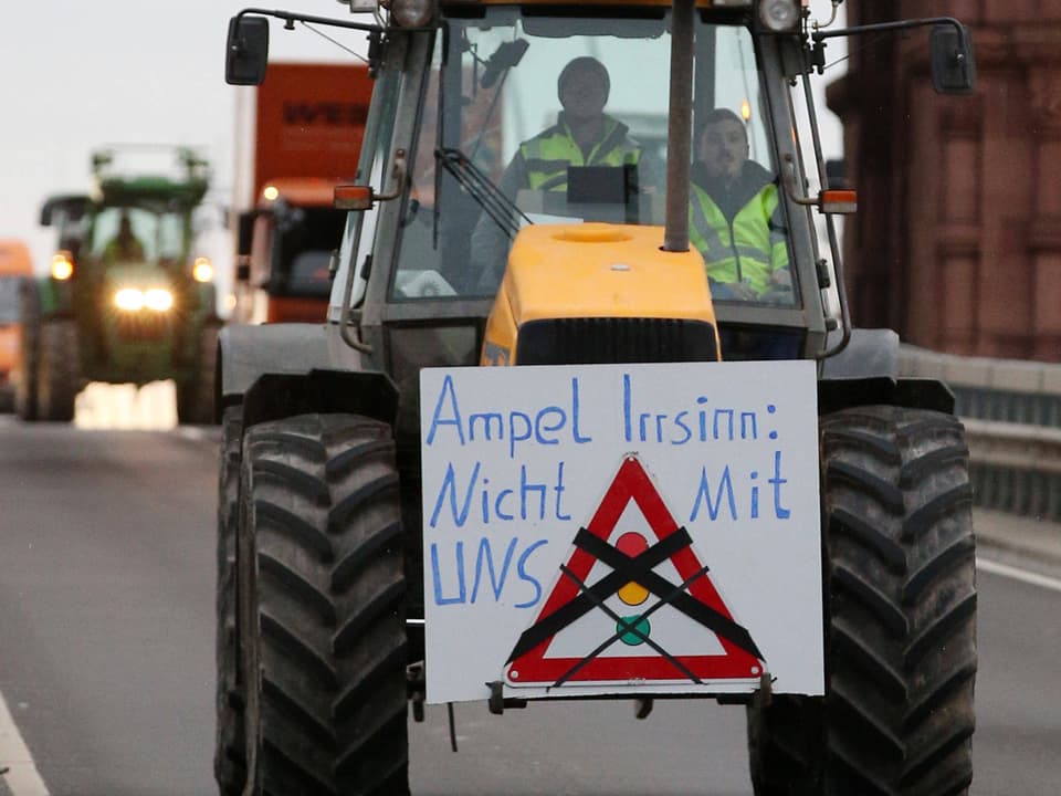 Ein Traktor trägt ein Schild mit der Aufschrift «Ampel-Irrsinn: nicht mit uns!»