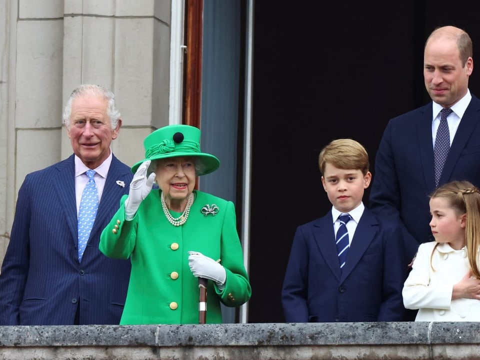 Queen Elizabeth und ihre Familie auf dem Balkon.