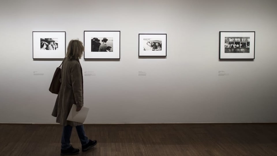 Besucher in einer Ausstellung des Fotografen Robert Frank in Wien.