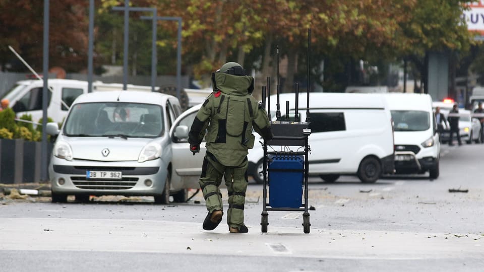 Ein Bombenentschärfer arbeitet am Tatort in Ankara.
