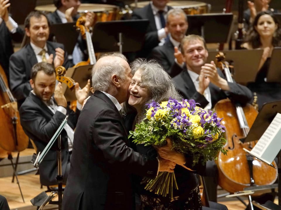 Martha Argerich und Daniel Barenboim geniessen den Applaus nach einem Konzert. 