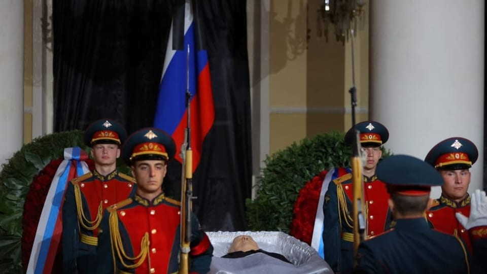 Der Sarg mit dem Leichnam Gorbatschow steht in mitten von Soldaten in militärischen Paradeuniformen.