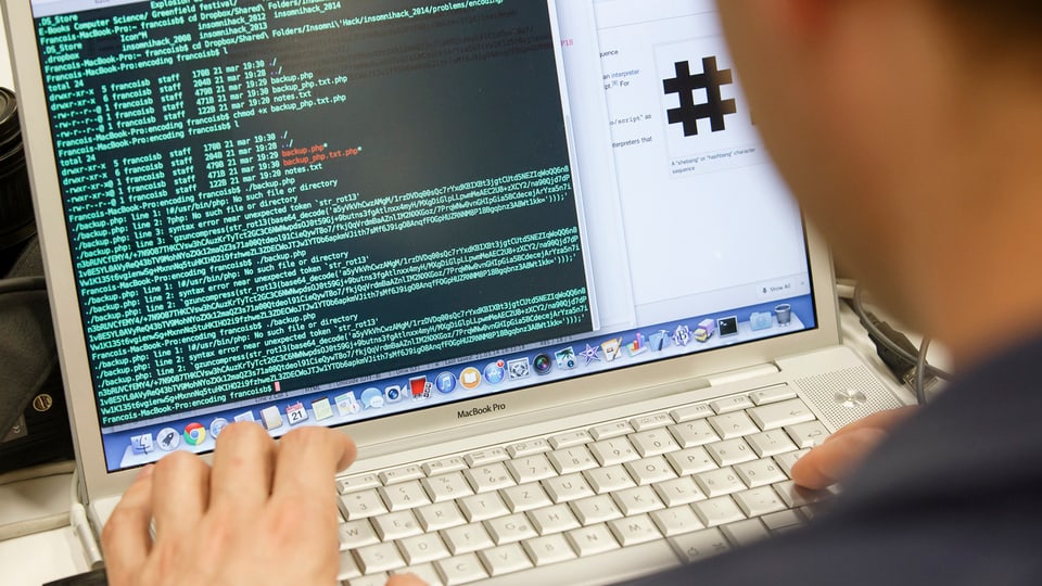 Hacker vor einem Notebook