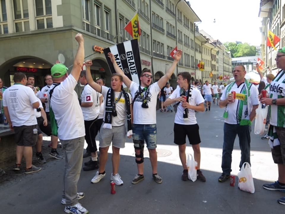 Eine Gruppe junger Männer in der Berner Innenstadt. 