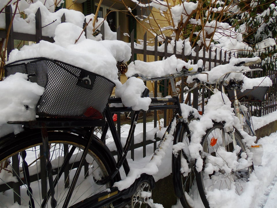 Fahrräder im Schnee.