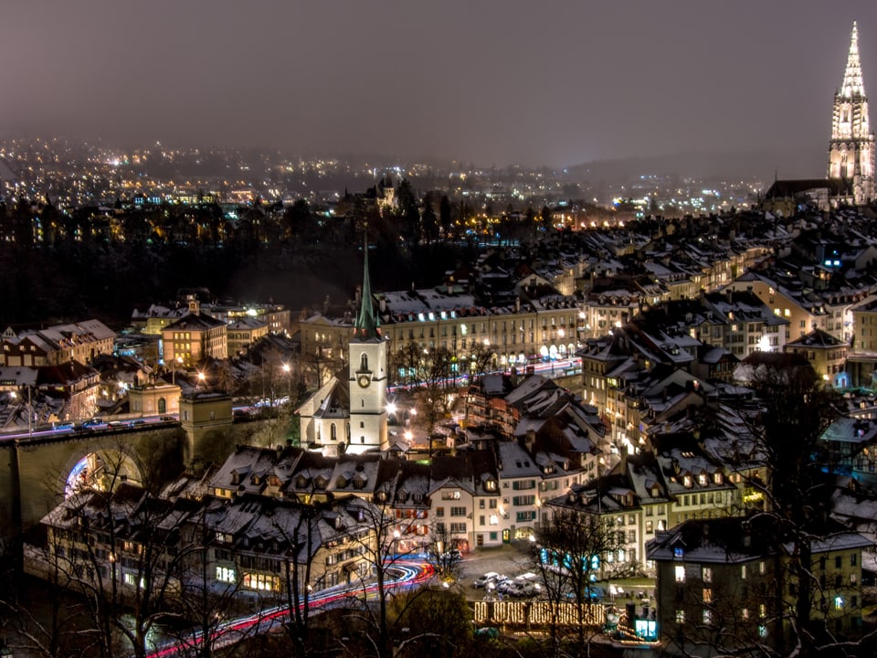 Die Altstadt von Bern bei Nacht und verschneit.