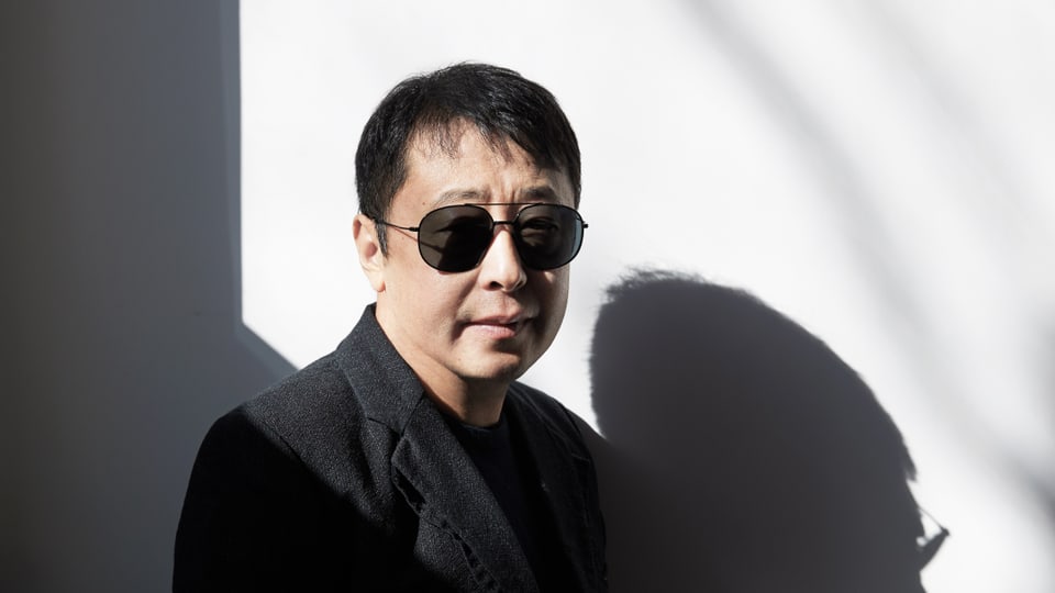 Porträtbild des Regisseurs Jia Zhang-ke mit dunkler Sonnenbrille.