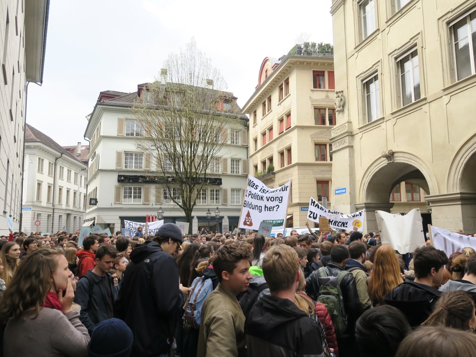 Schülerdemonstration vor dem Regierungsgebäude in Luzern