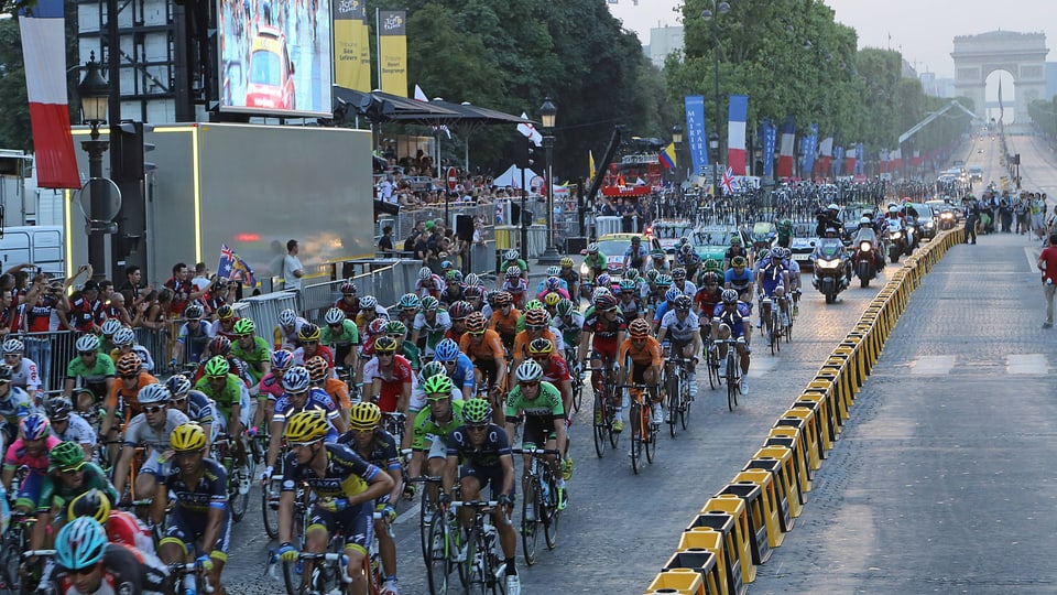 Das Feld der Tour de France auf den Champs Elysées.