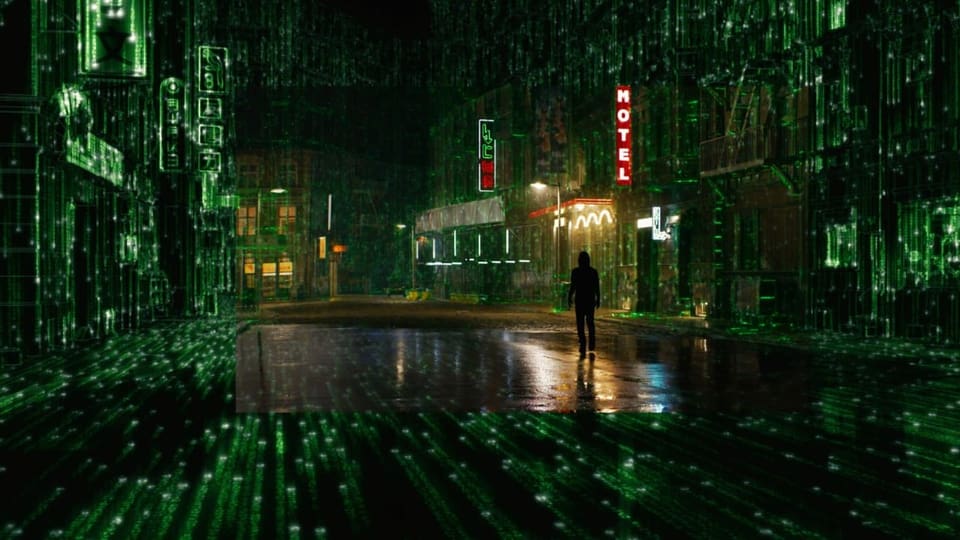 Mann läuft auf nasser Strasse, rechts und links grün digitale Lichter.
