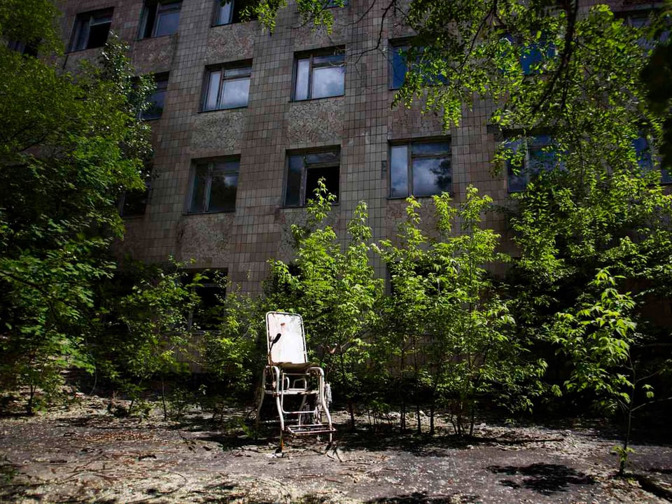 Ein Geburtshelferstuhl vor dem ehemaligen Spital in Pripyat, 3 Kilometer vom Kernkraftwerk Tschernobyl entfernt.
