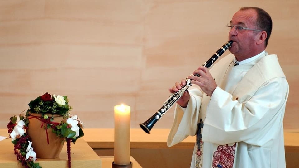 Zirkuspfarrer Ernst Heller spielt in einer Abdankungsfeier Klarinette.