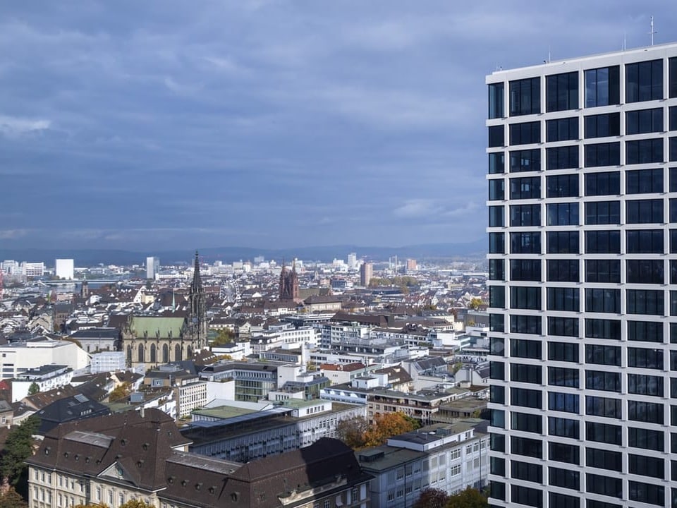 Haus der versicherung im Vordergrund. Im Hintergrund Blick auf Basel.