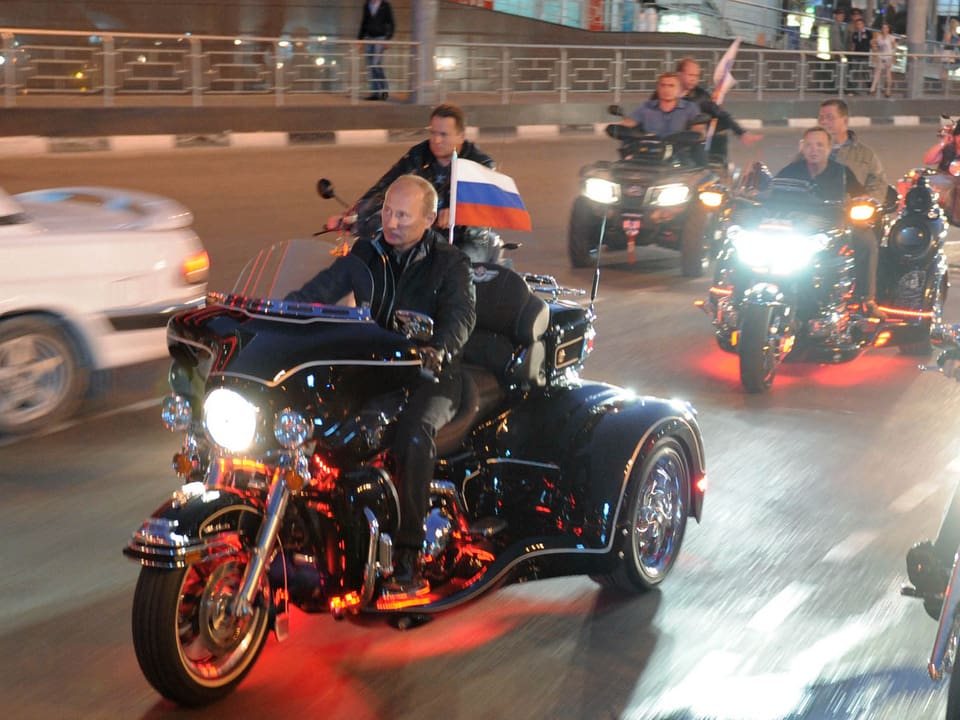 Wladimir Putin fährt einer Bikergruppe vor.