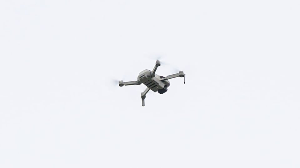 Diese Drohne kreiste über dem Stadion.