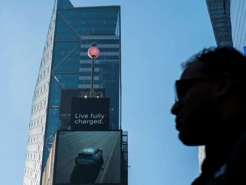 Blick auf die Kugel am Times Square. Im Hintergrund ein Wolkenkratzer.