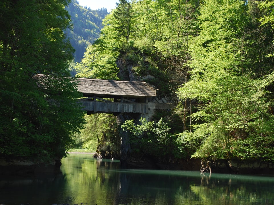 Die älteste gedeckte Holzbrücke der Region befindet sich beim Stausee von Lessoc. 