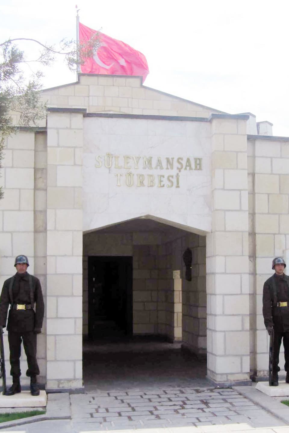 Zwei türkische Soldaten vor dem Eingang des Mausoleums.