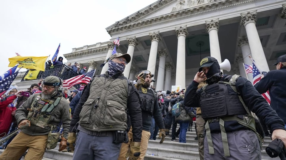 Mitglieder der rechtsextremen Miliz «Oath Keepers» stehen am 6. Januar 2021 vor dem US-Kapitol in Washington.