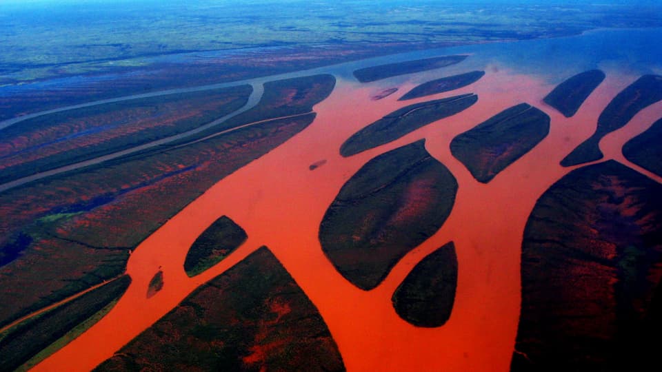 Bombetoka Bay von oben: orangefarbene Flüsse, die ins Meer fliessen.