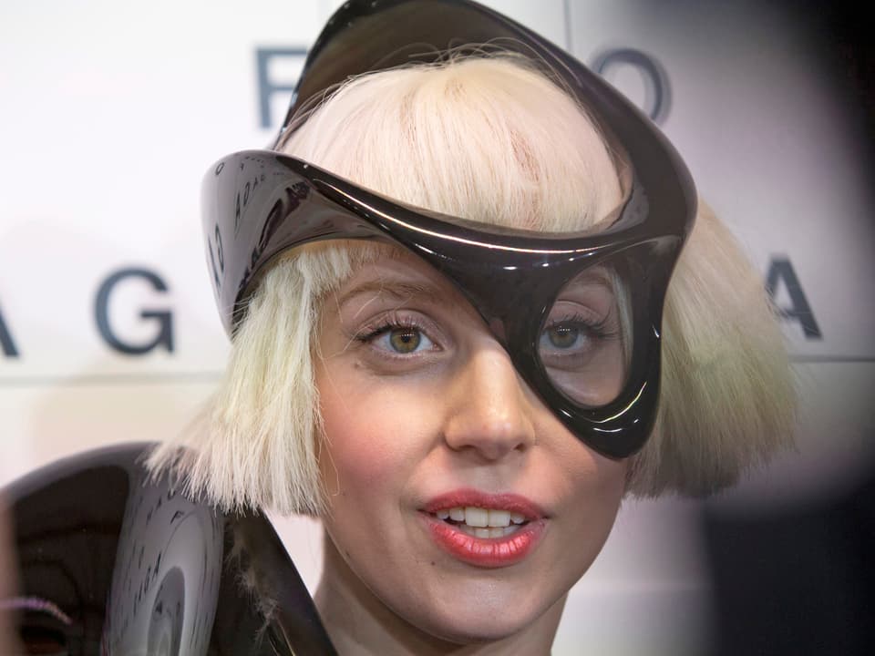 Lady Gaga mit komischem Kopfschmuck.