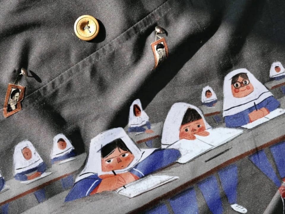 Auf ein Textil sind Illustrationen von iranischen Mädchen in Schuluniform appliziert