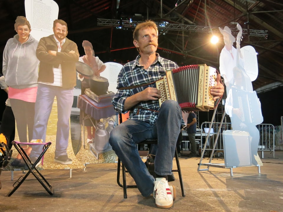Jenischer spielt Schwyzerörgeli in der Grossen Halle in Bern.