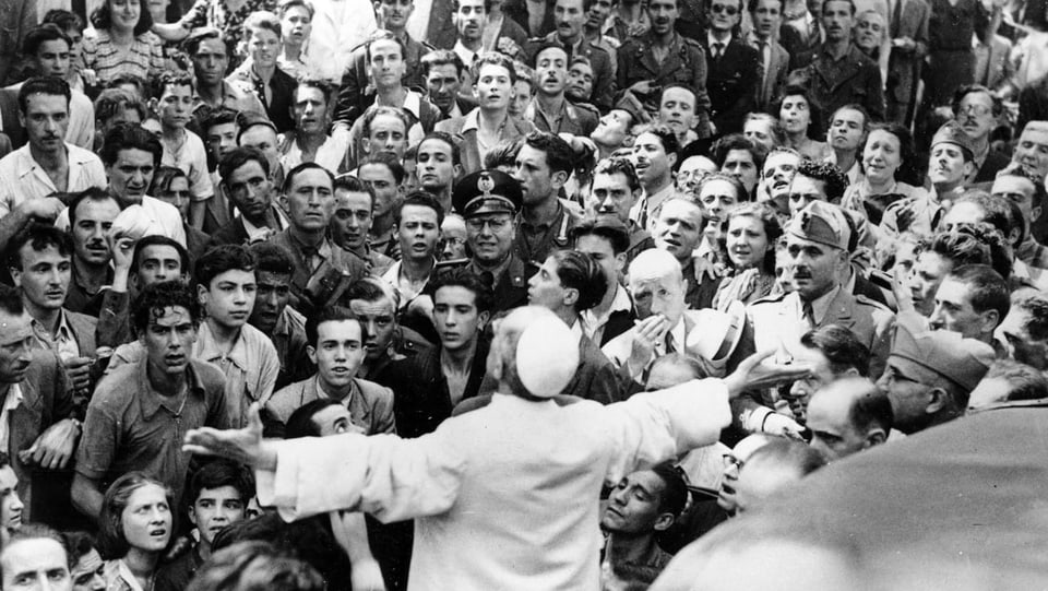 Papst Pius XII. inmitten einer Menschenmenge
