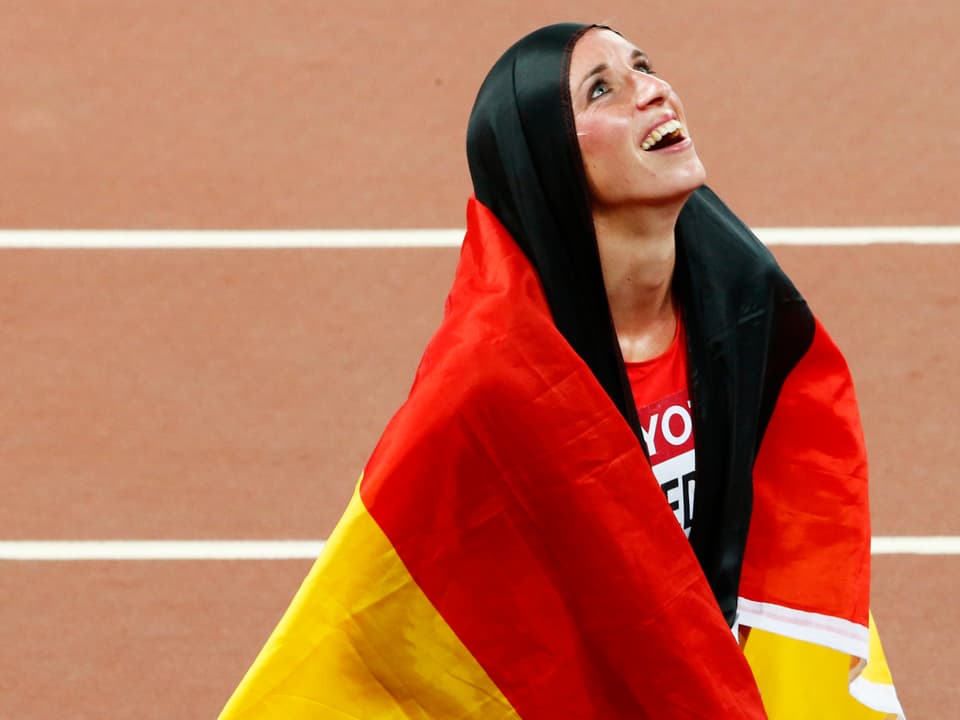 Cindy Roleder mit einer Deutschland-Fahne als provisorisches Kopftuch, kann ihr Glück kaum fassen.