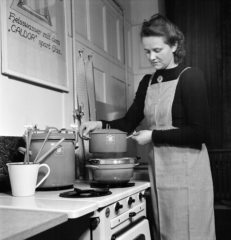 Das Gaswerk Zürich zeigt Hausfrauen an einer Demonstration im Januar 1945, wie sie Gas sparen können. 