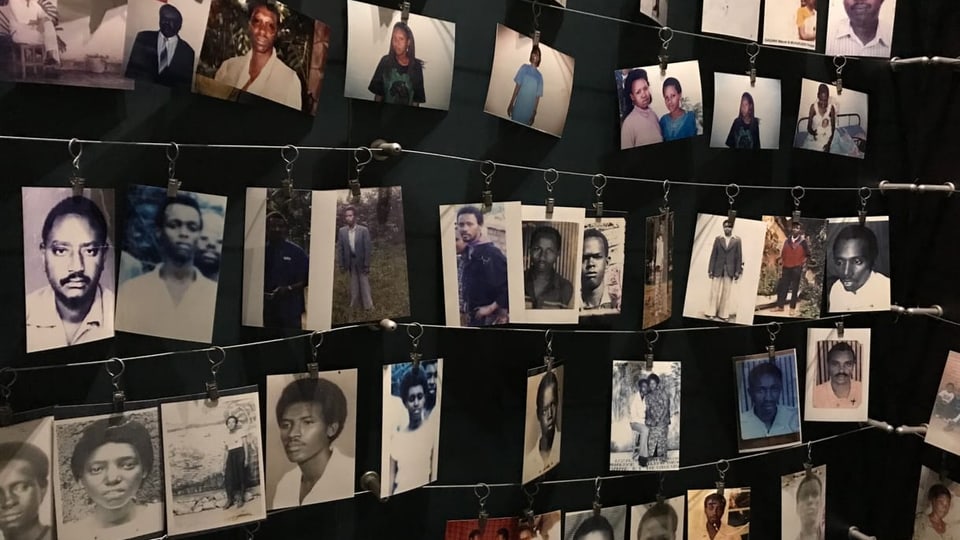 Etwa 30 alte Fotos von im Genozid Verstorbenen auf schwarzem Hintergrund.