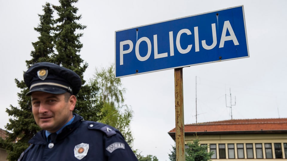 Ein serbischer Polizist vor einer Polizeistation