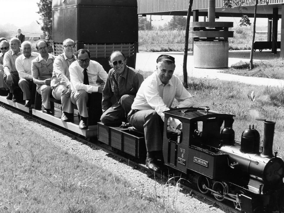Fritz Honegger als Lokführer einer Mini-Eisenbahn