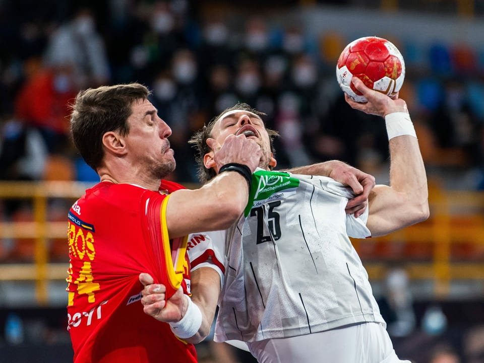 Deutschlands Kai Häfner (r.) im Duell mit Spaniens Viran Morros.