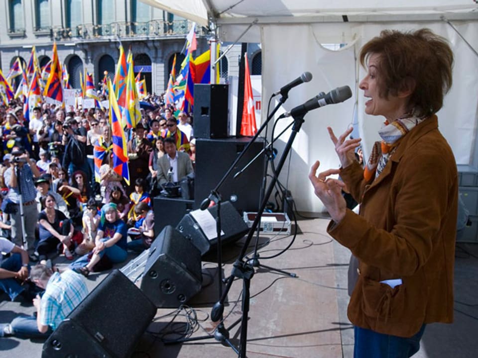 Federica De Cesco am Mikrofon auf der Bühne. 2008 in Bern auf einer Veranstaltung zur Unterstützung Tibets.