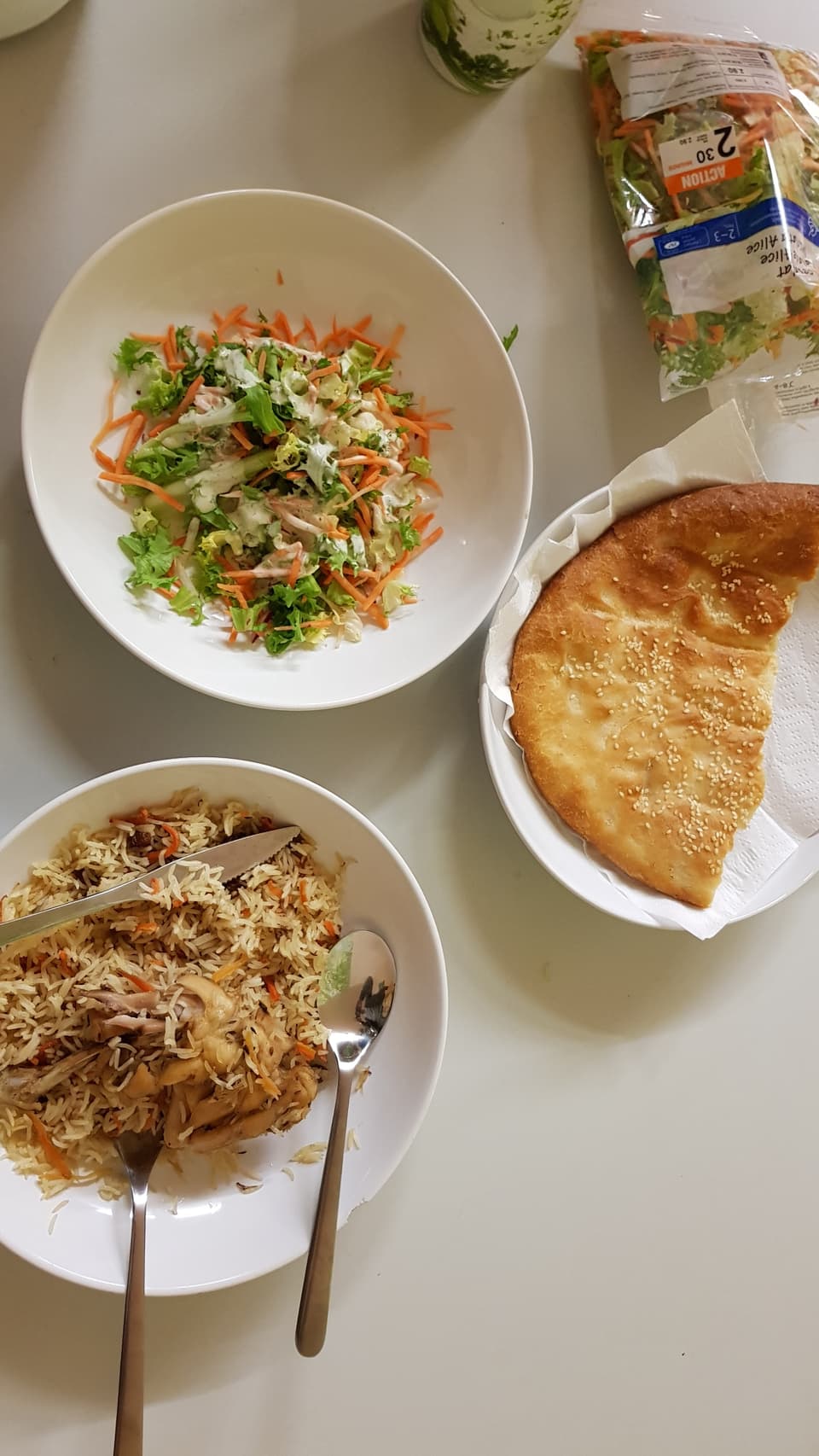 Teller mit Salat, Reis und Brot