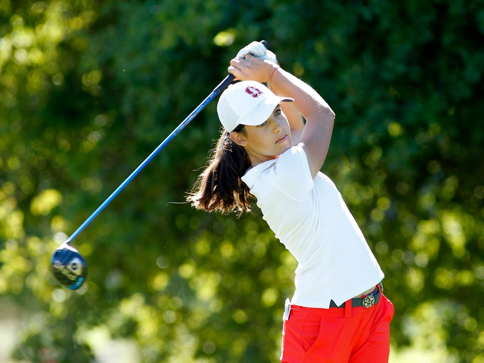 Albane Valenzuela schwingt mit einem Driver und schaut dem Ball nach.