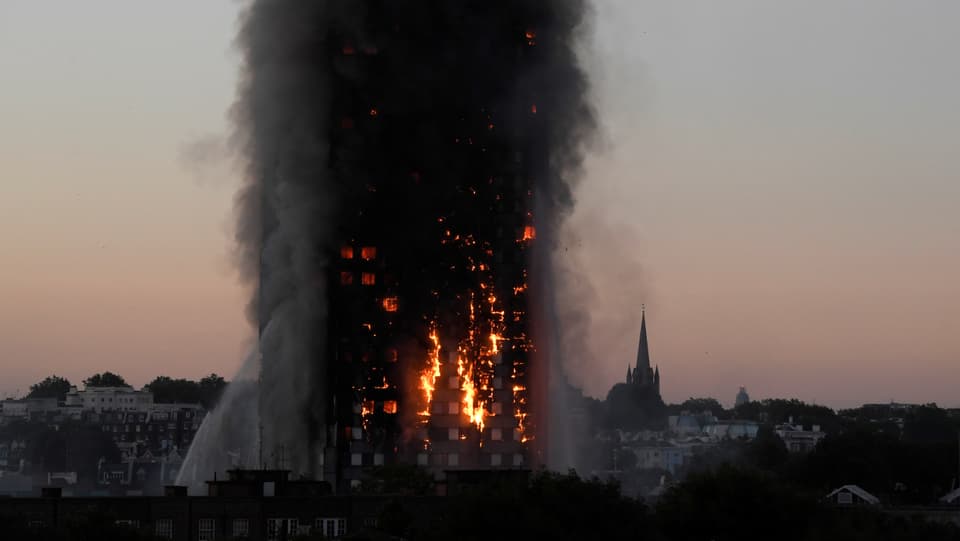 Grenfell Tower in Vollbrand in der Morgendämmerung.