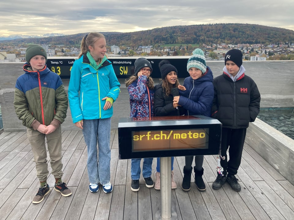 Mittagsausgabe von Meteo mit Kids Meteodach mit Pult und Kindern