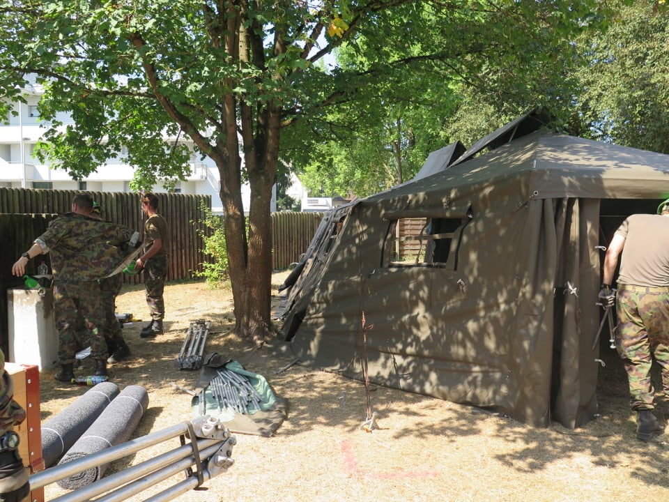Aufbau des Zeltlagers durch Armeemitglieder