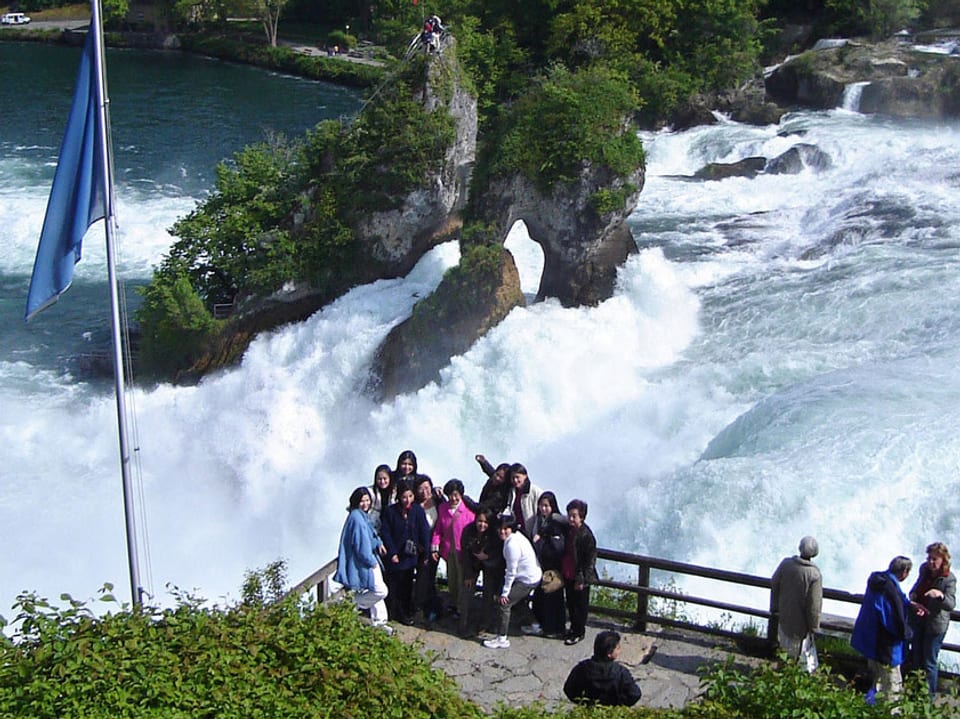 Touristen betrachten den Wasserfall 