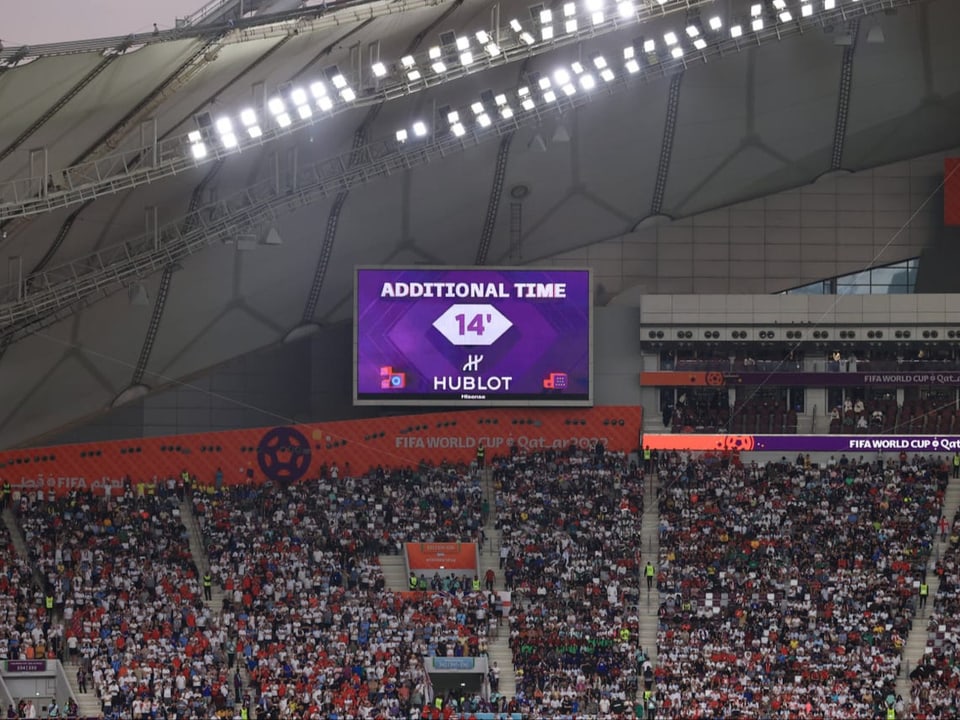 Ein gewohntes Bild in Katar Die Nachspielzeit wird angezeigt