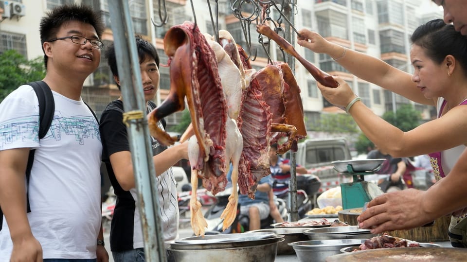 An diesem Markt im chinesischen Yulin wird auch Katzen- und Hundefleisch verkauft. 
