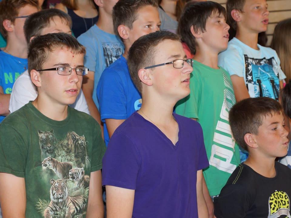 Die Schüler im Chor schauen konzentriert auf die Dirigentin.