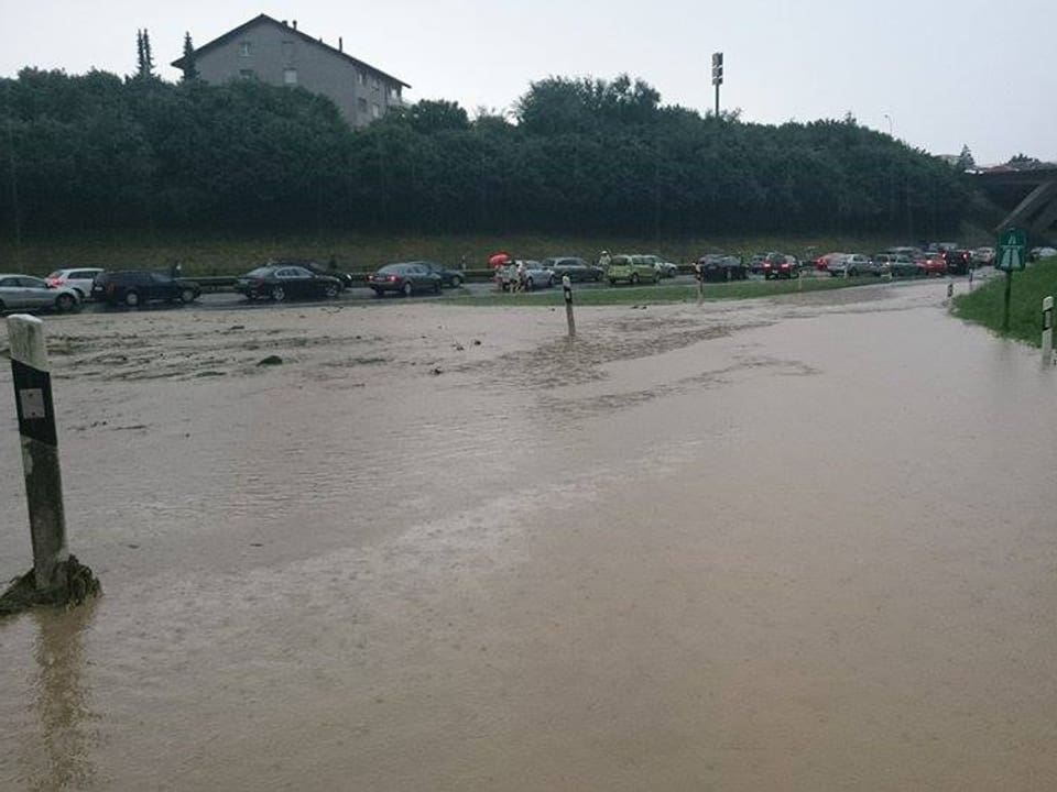 Autos stauen sich wegen Überschwemmungen auf der Autobahn .