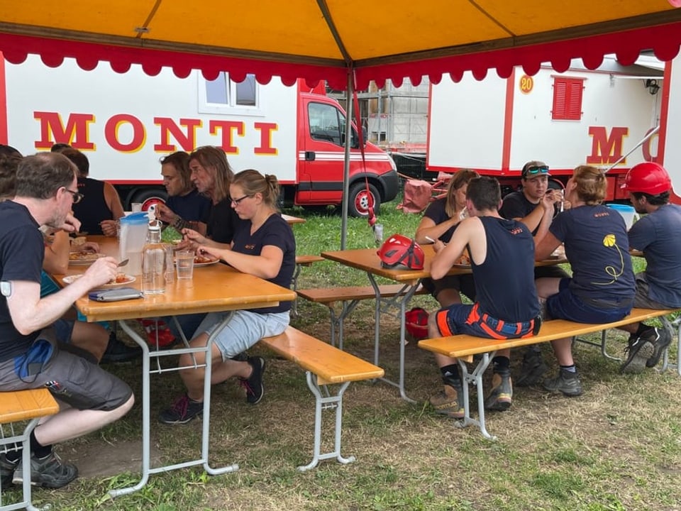 Essen Nach dem Essen hilft auch die Crew beim Zeltabbau.