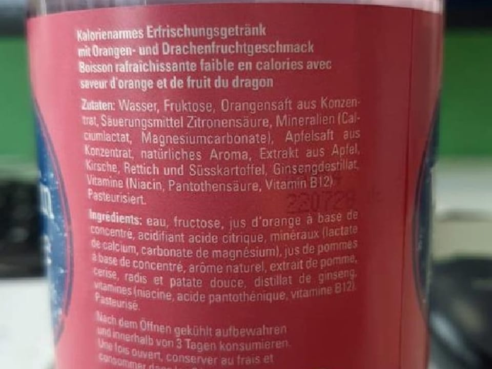 Etikette auf Flaschenrückseite mit Inhaltsangabe