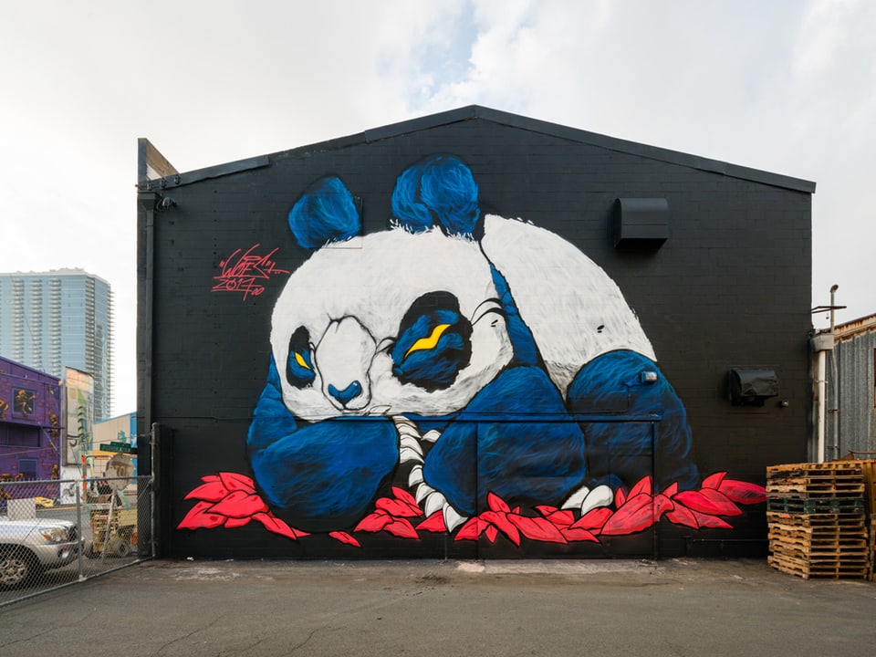 Pandabär gemalt auf einer Hausfassade. 