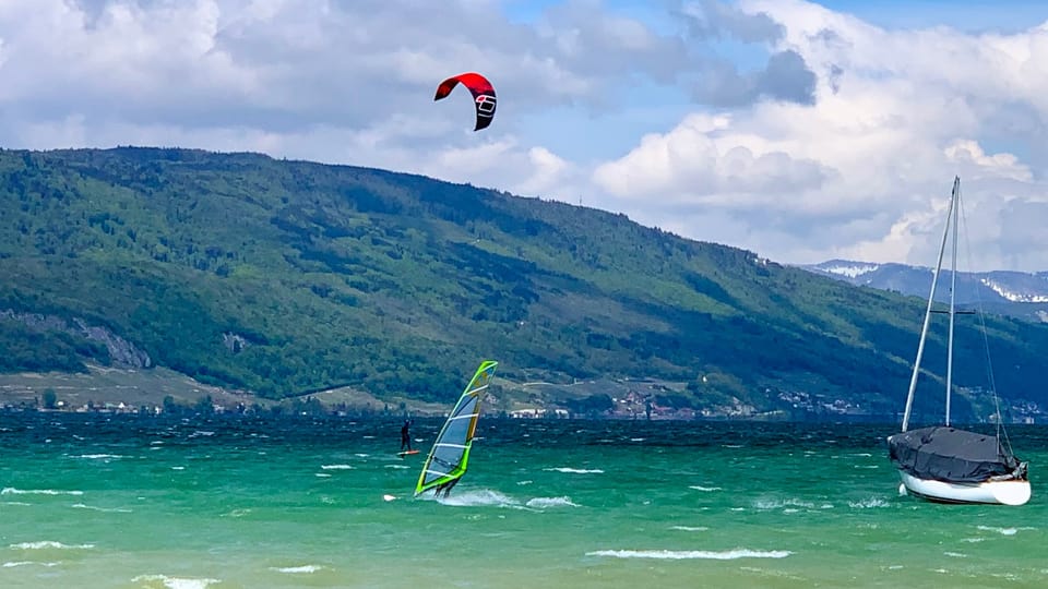 Windsportler auf einem See