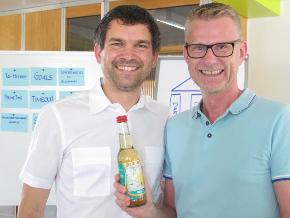 Quittensaft nach der erfolgreichen Prüfung: Schulleiter Matti Straub und Ex-Novartis-Manager Mario Grossenbacher